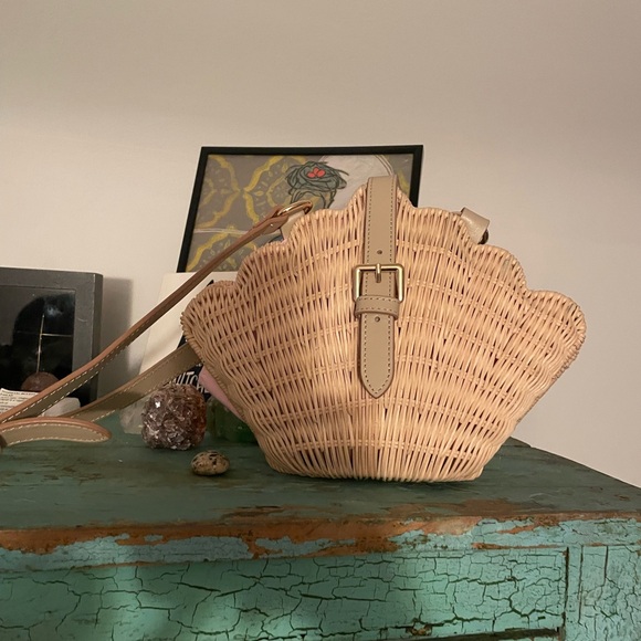 Vineyard Vines Clamshell Purse - Picture 5 of 13